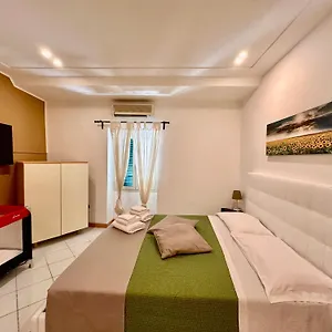 Mammina Chiatamone , Napoli Italia